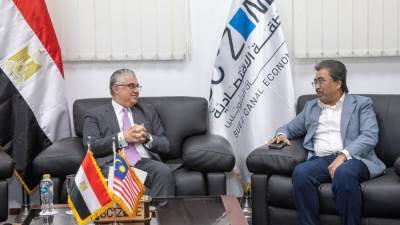 رئيس اقتصادية قناة السويس يستقبل وفدًا برئاسة وزير الزراعة والسلع الماليزي