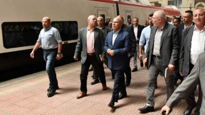 وزير النقل يجرى جولة تفقدية بمحطة مصر بالإسكندرية