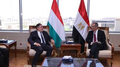 وزير الاتصالات يبحث فرص التعاون والاستثمار مع وزير الاقتصاد الوطنى المجرى