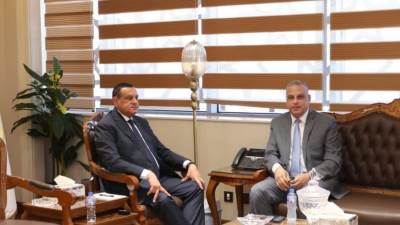 وزير التنمية المحلية يتابع مع محافظ سوهاج الموقف التنفيذي للمشروعات الخدمية بالمحافظة