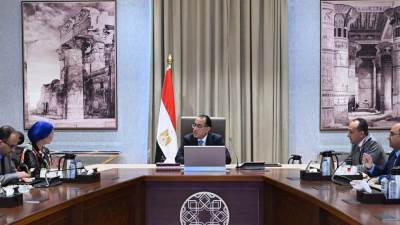 رئيس الوزراء يُتابع مع وزيرة البيئة بعض ملفات العمل