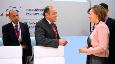 وزير التجارة والصناعة يلتقي مدير عام مركز التصدير الروسي