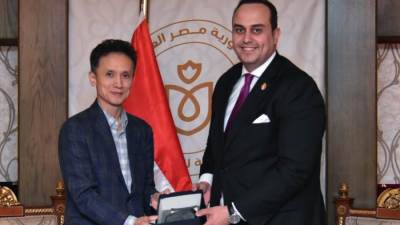 رئيس هيئة الرعاية الصحية يلتقي بالرئيس التنفيذي لسامسونج مصر