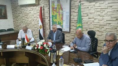 أمين غنيم يترأس اجتماع وحدة متابعة موقف تقنين الأراضي المضافة لأحوزة المدن