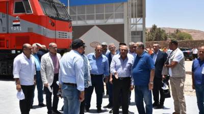 وزير النقل يتفقد محطة أسوان للسكك الحديدية