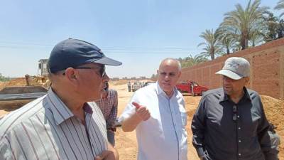 كمال بهجات يتفقد أعمال تنفيذ خط المياه المغذي لمنطقة الرابية بمدينة الشروق