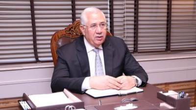 وزير الزراعة يتابع تجربة زراعة الجوجوبا في غرب المنيا