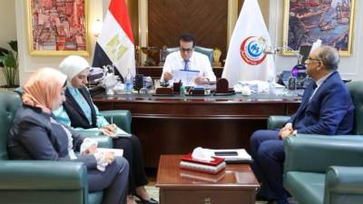 وزير الصحة يستعرض الاستراتيجية الوطنية للسكان والتنمية