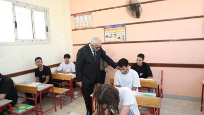 وزير التربية والتعليم يتفقد عددا من لجان امتحانات الثانوية العامة