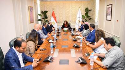 وزارة الهجرة وجمعية رجال أعمال الإسكندرية توقعان بروتوكول تعاون لتعزيز جهود التدريب