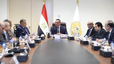 وزير التنمية المحلية يترأس اجتماعاً للجنة العليا لتراخيص المحال العامة