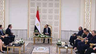 رئيس الوزراء يلتقي المفوض الأوروبي لشئون الجوار والتوسيع