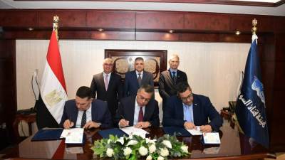 رئيسا قناة السويس والهيئة الاقتصادية يشهدان توقيع عقد بين شركة "انتيبوليوشن إيجيبت"
