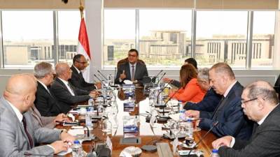 وزير الإسكان يعقد اجتماع مع جهات وقطاعات الوزارة