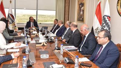 وزير قطاع الأعمال العام يجتمع برؤساء الشركات القابضة التابعة للوزارة