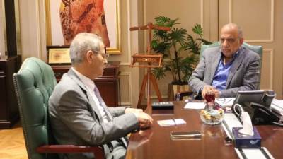 وزير الكهرباء والطاقة المتجددة يجتمع مع رئيس الشركة القابضة لكهرباء