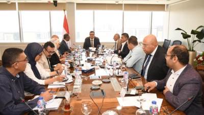 الشربيني يتابع موقف الحلول العاجلة والدائمة للتغلب على مشاكل ضعف وانقطاع المياه