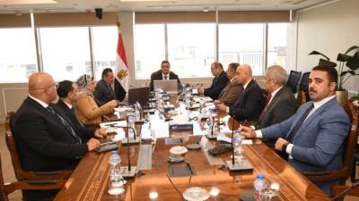 وزير الإسكان يستعرض مقترحات تعظيم دور الهيئة العامة للتنمية السياحية