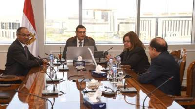 وزير الإسكان يتابع موقف تنفيذ وحدات سكن لكل المصريين