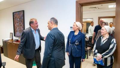 وزيرة البيئة تتفقد مبنى الوزارة وتلتقى بالعاملين