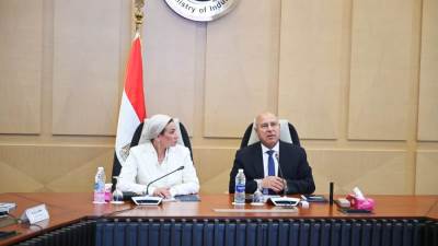 وزير الصناعة والنقل ووزيرة البيئة يبحثان سبل تيسير إجراءات التراخيص الصناعية