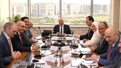 وزير الصناعة والنقل يبحث مع مجموعة المنصور للسيارات سبل دعم مشروعات المجموعة