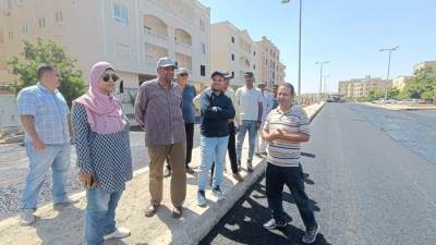 رئيس جهاز الشروق يُتابع أعمال رصف الطرق الداخلية بالمدينة