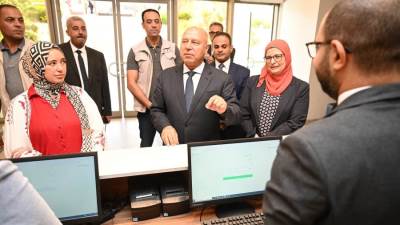 وزير الصناعة والنقل  يتفقد سير العمل بمقر الهيئة العامة للتنمية الصناعية