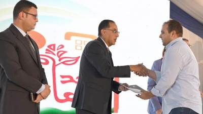 رئيس الوزراء يسلم عقود وحدات سكن لكل المصريين لمحدودى الدخل بحدائق العاصمة