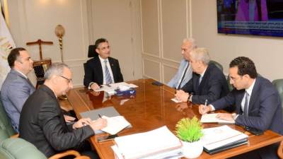 وزير التموين يجتمع برؤساء 3 شركات تشمل شركتى الجملة والمجمعات الاستهلاكية
