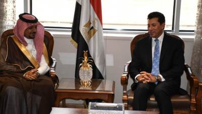 وزير الشباب والرياضة يبحث مع مجموعة جسر الإستثمار القابضة السعودية مبادرات التعاون