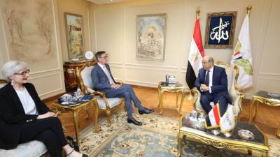 وزير الطيران المدني يلتقي نائب الرئيس التنفيذي لمجموعة Thales الفرنسية