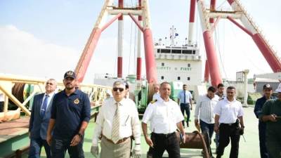 أسامة ربيع يتفقد أحدث الروافع البحرية ضمن استراتيجية تطوير الأسطول البحري