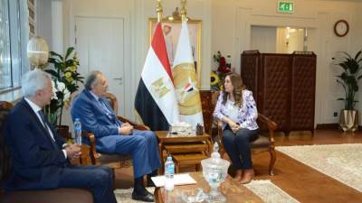 وزيرة التنمية المحلية تستقبل رئيس الاتحاد العام للغرف التجارية