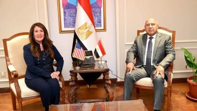 وزير الصناعة والنقل يبحث مع السفيرة الأمريكية بالقاهرة فرص تعزيز التعاون