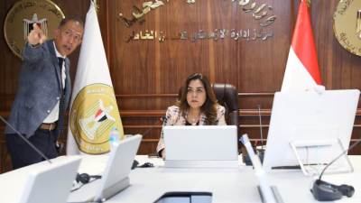 وزيرة التنمية المحلية تتابع مع 6 محافظين حالة الشواطئ وظاهرة السحب عليها