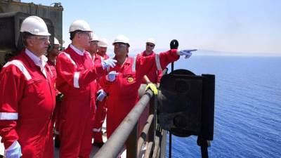 وزير البترول يتفقد حقل شمال صفا البحرى