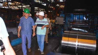 وزير قطاع الأعمال العام يتفقد مصانع النحاس المصرية بالإسكندرية