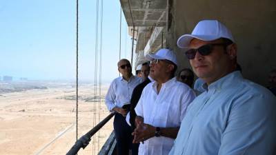 رئيس الوزراء يتفقد مشروع أبراج "الداون تاون" بمدينة العلمين الجديدة