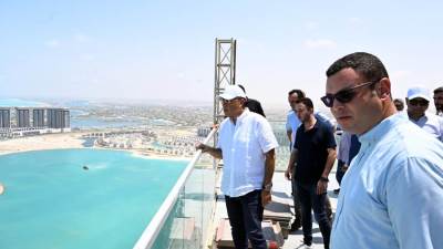 رئيس الوزراء يتفقد "الأبراج الشاطئية" بمدينة العلمين الجديدة