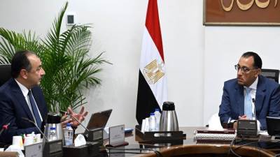 مدبولي يتابع مع وزير قطاع الأعمال موقف تطوير المشروعات الصناعية للغزل والنسيج