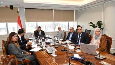 وزير الإسكان يبحث مع مسئولى شركة "سيمنز" استخدام الأنظمة والحلول الذكية