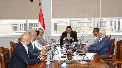 وزير الإسكان يتابع موقف أعمال تشغيل وصيانة المشروعات السكنية والتنموية بالمدن الجديدة