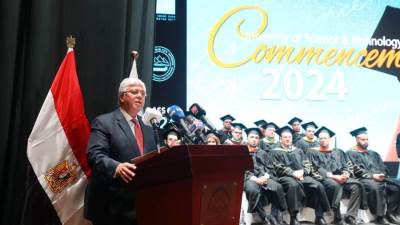عاشور ومحافظ الجيزة يشهدان حفل تخرج طلاب جامعة العلوم والتكنولوجيا بمدينة زويل