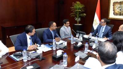 وزير الاستثمار والتجارة الخارجية يلتقي وفد مجموعة استوال الصناعية الهندية