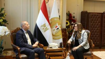 وزيرة التنمية المحلية تتابع مع محافظ القاهرة موقف تنفيذ المشروعات الجارية