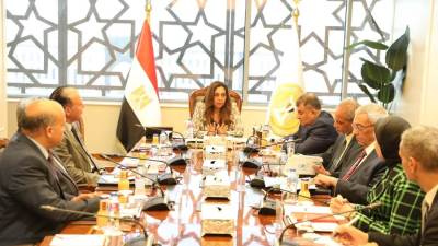 وزيرة التنمية المحلية تتابع مع قيادات الوزارة مستهدفات الخطة الاستثمارية للتنمية المحلية