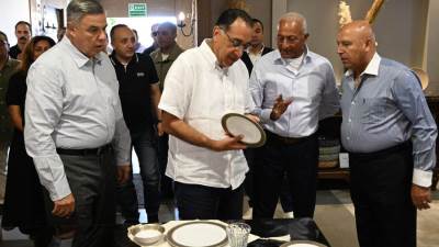 رئيس الوزراء يزور مصانع الشركة المصرية الألمانية لصناعة البورسلين بالمنطقة الحرة الخاصة