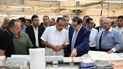 رئيس الوزراء يتفقد مصنع شركة "نايل لينين جروب" للنسيج والمفروشات بالمنطقة الحرة