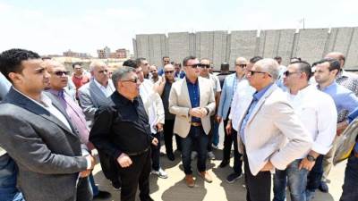 وزير الإسكان يتفقد وحدات سكن لكل المصريين وتطوير محاور الطرق دبمدينة السادات
